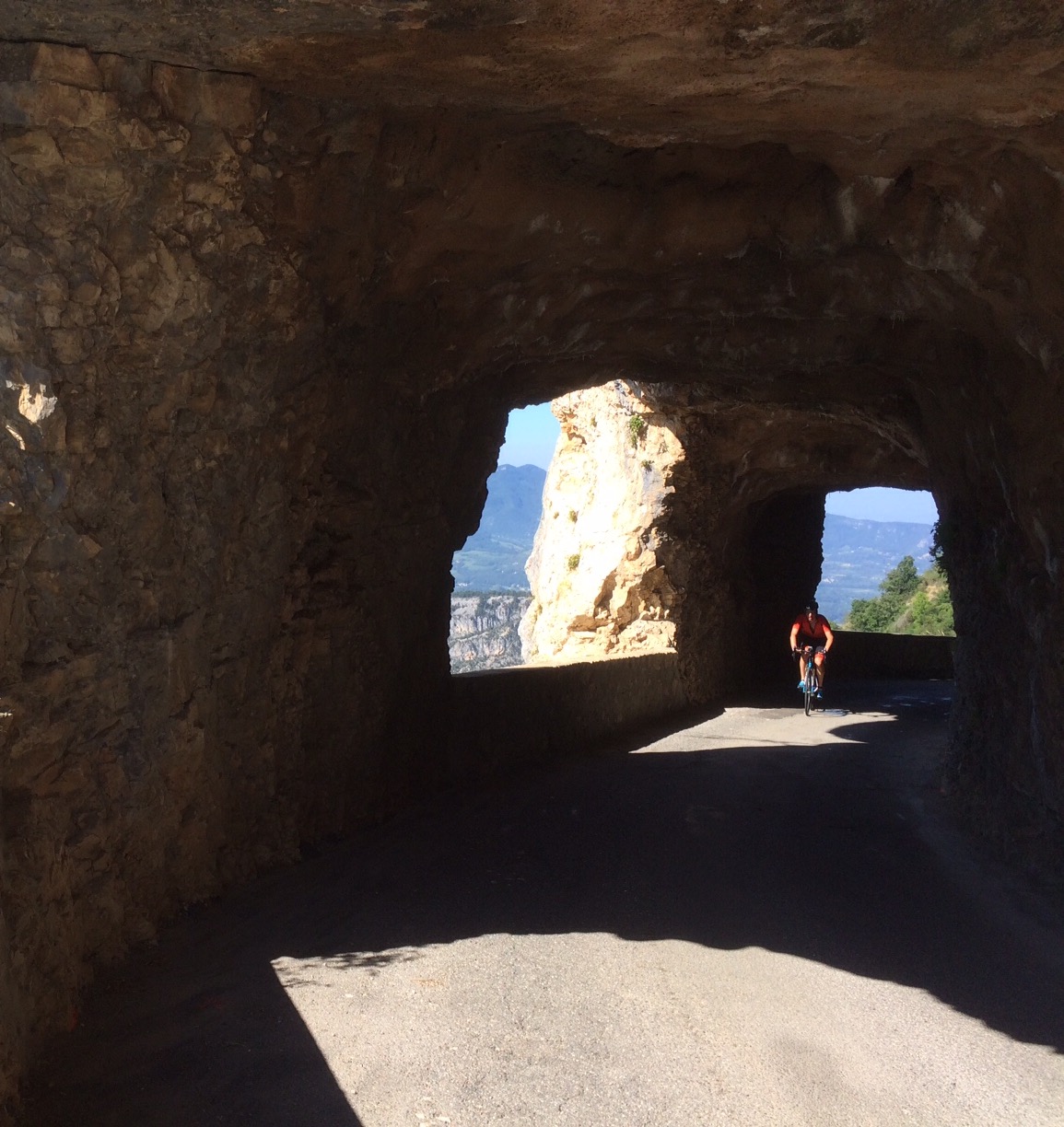 Cycliste dans le tunnel de la route amenant à Presles
